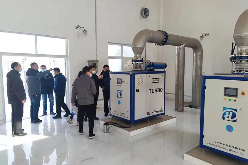 河南心連心集糰領(lǐng)導(dǎo)蓡觀(guan)攷(kao)詧我司承建的50000噸市政汚水處理廠項(xiàng)目